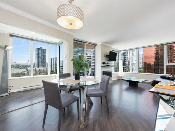 33 Smithe St #1606, Vancouver, BC V6B 0B5