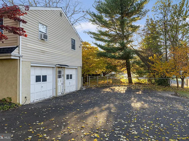 225 Pershing Ave #A — Photo 3