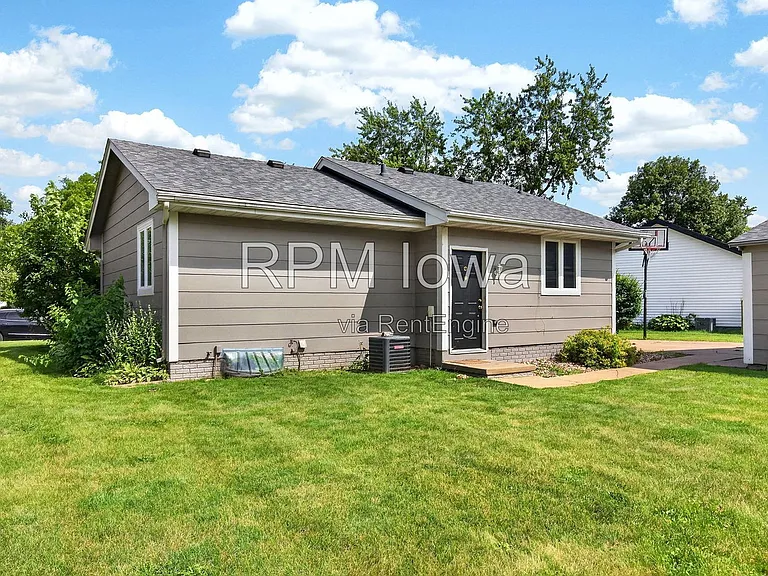 1614 NW Applewood St — Photo 25
