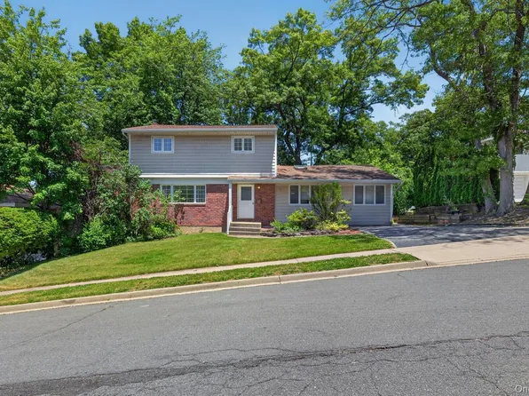 89 Beaumont Drive, Plainview, NY 11803