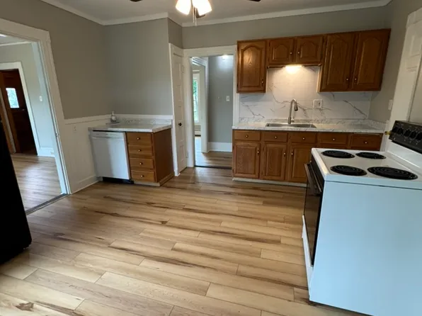 463 Mammoth Rd, Manchester, NH 03104