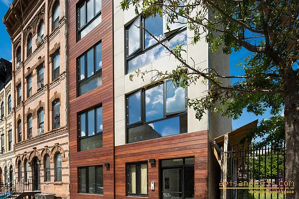 Sold by aptsandlofts.com | media 22