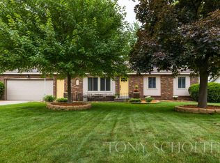 7785 Ridgewood Dr, Jenison, MI 49428