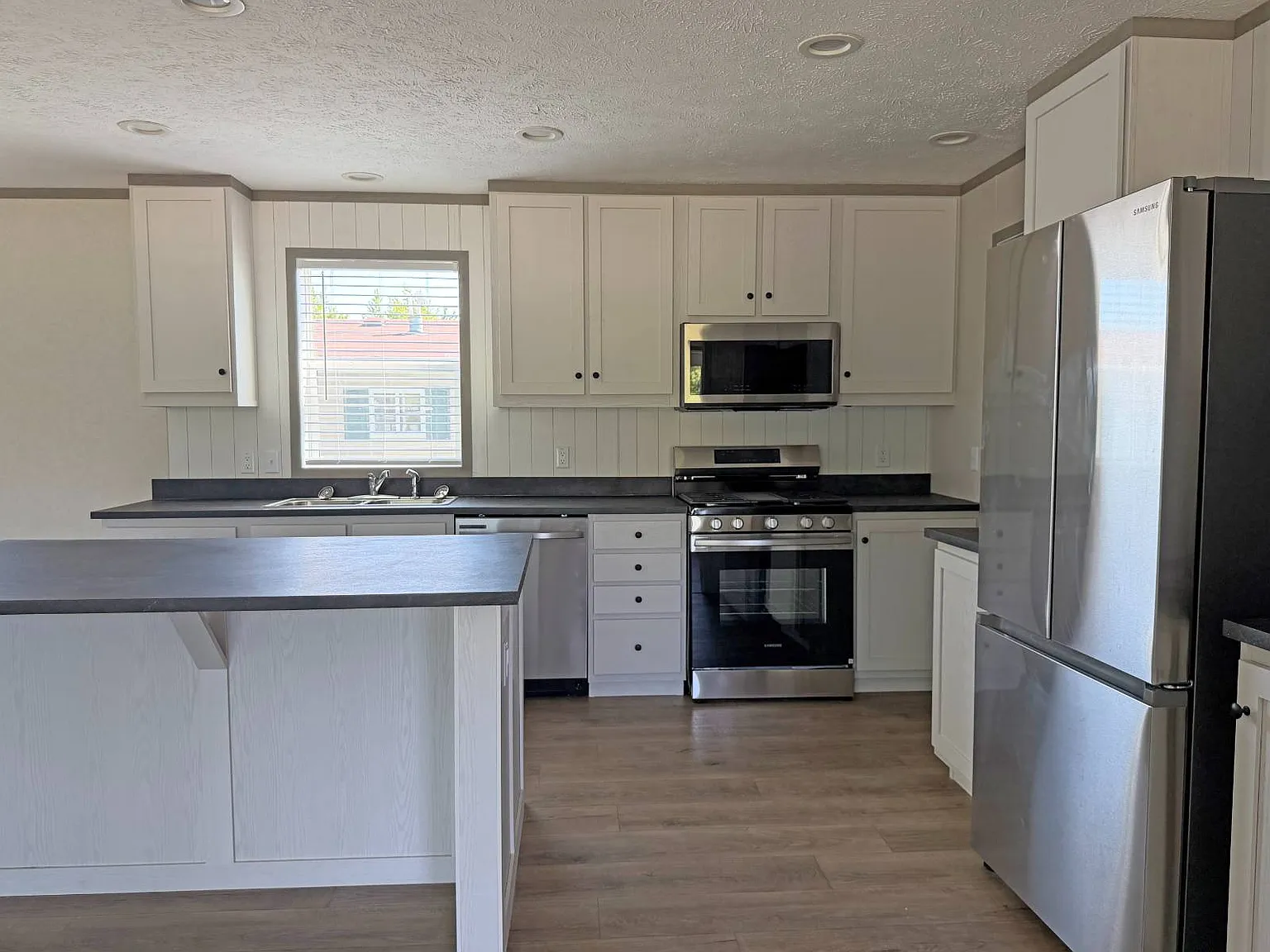 3 bed, 2.0 bath, 1450 sqft, $1,700 — Photo 3