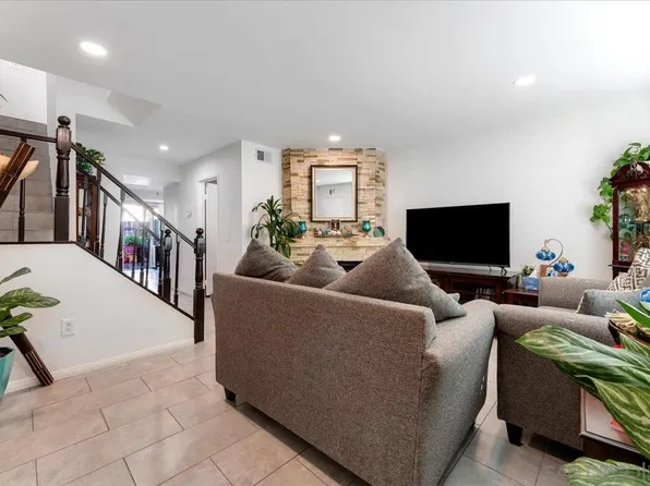 250 Espanas Gln, Escondido, CA 92026