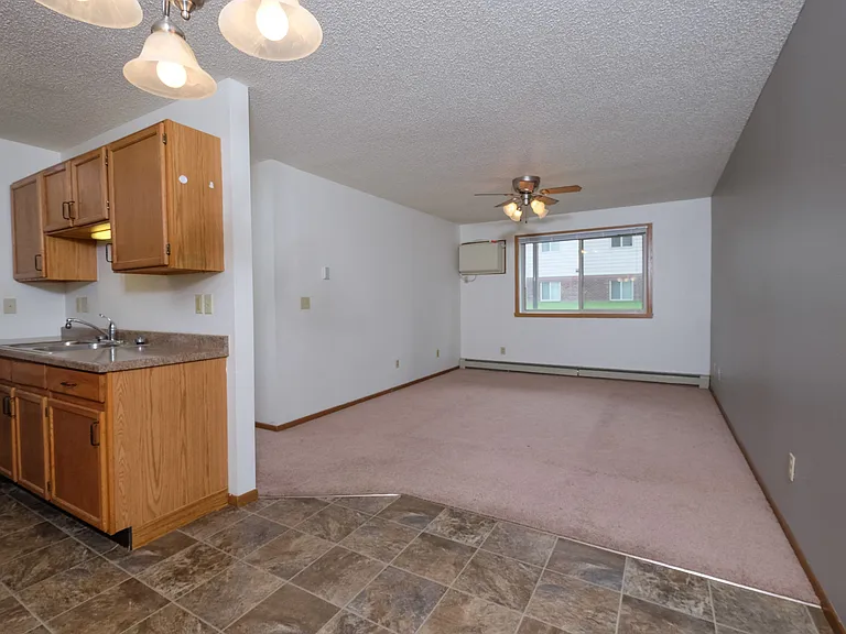 Fargo, ND Carlton Place Apartments | Living