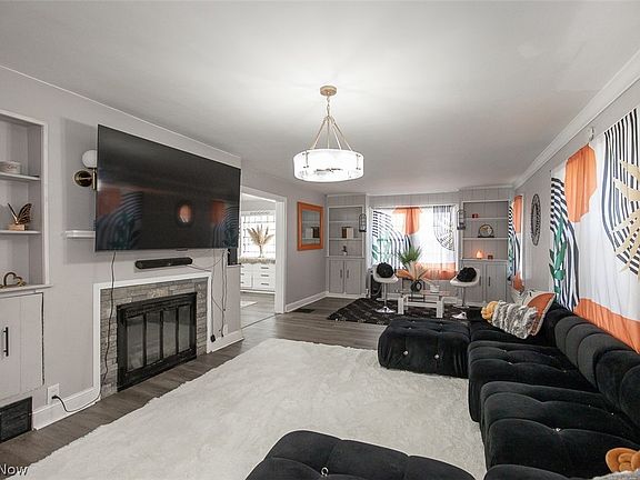 3rd image of 982 Roanoke Rd