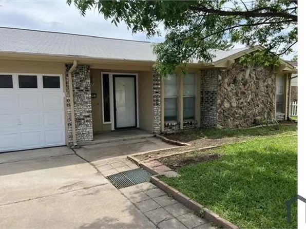 2807 Wildplum Dr, Arlington, TX 76015