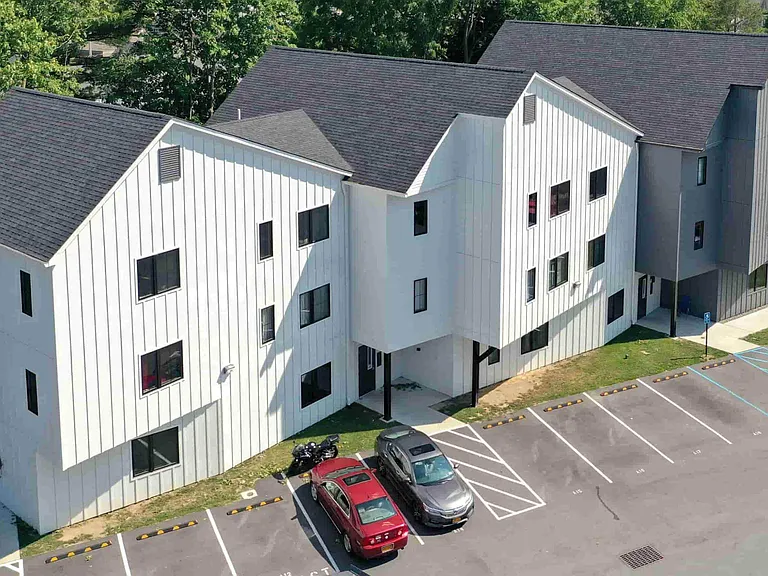 472 Maple Apartments — Photo 9