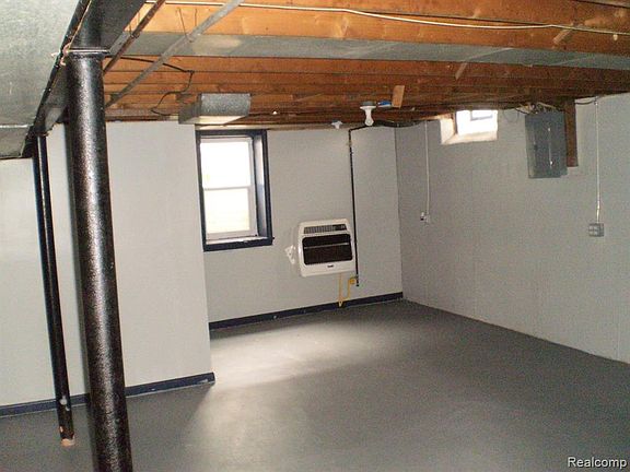 3rd image of 21651 Parklawn St
