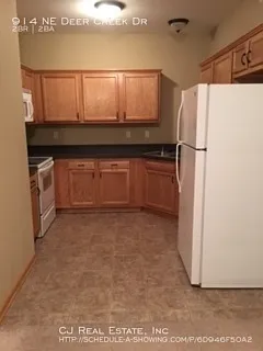 914 NE Deer Creek Dr — Photo 2