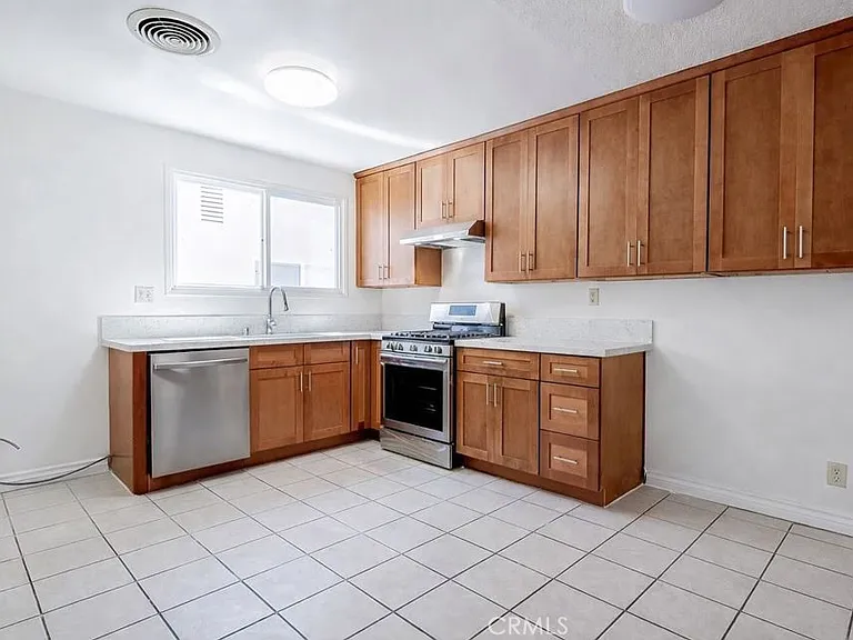 24033 Welby Way — Photo 8