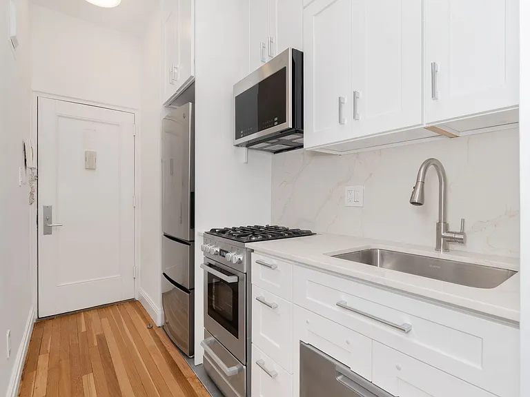 353 W 44th St #4D — Photo 4