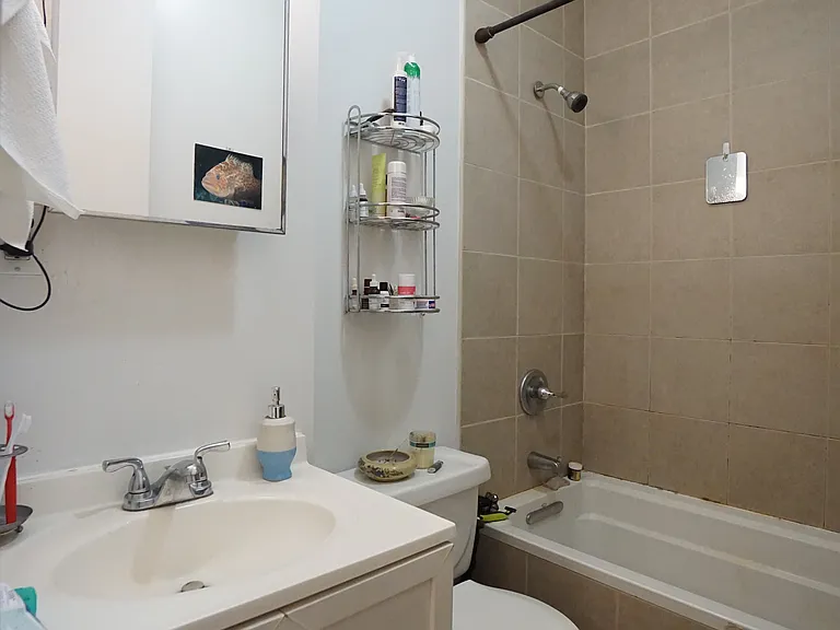 420 Melrose St #1R — Photo 9
