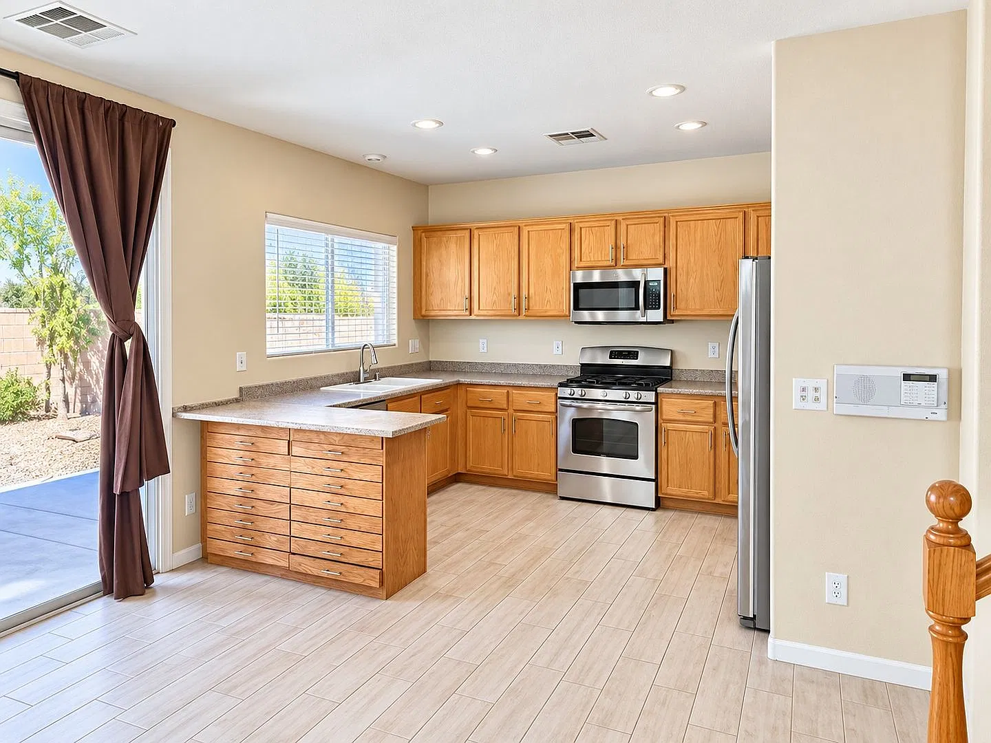 Newly Available in Desirable Community! 4bed 2.5bath — Photo 2