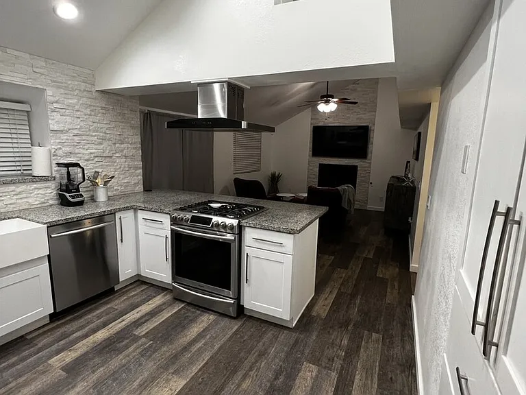 E Essex Village Dr — Photo 12
