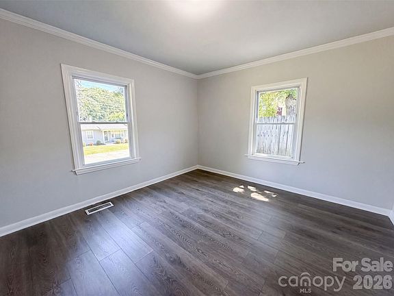 4th image of 123 Farmview St