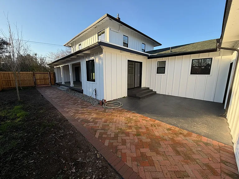 1045 Oakway Rd — Photo 32
