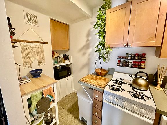 4th image of 31 Montgomery Pl APT 8