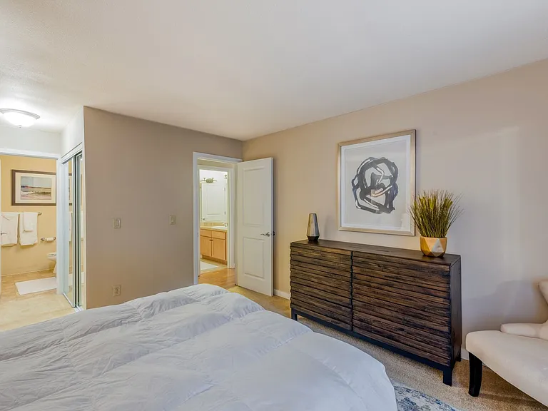 Sunset Summit Apartments — Photo 14