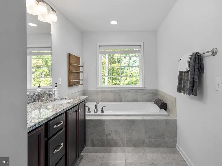 1319 Gilmore St — Photo 30