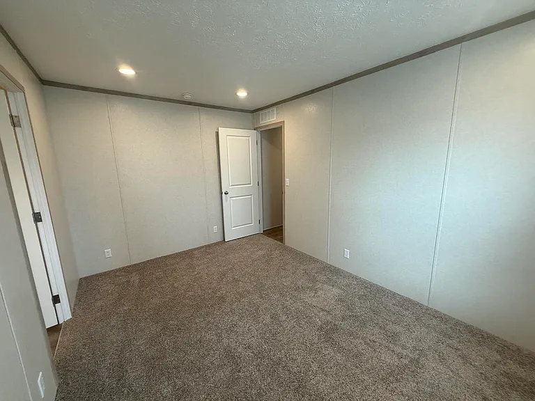 Colonial Manor — Photo 33