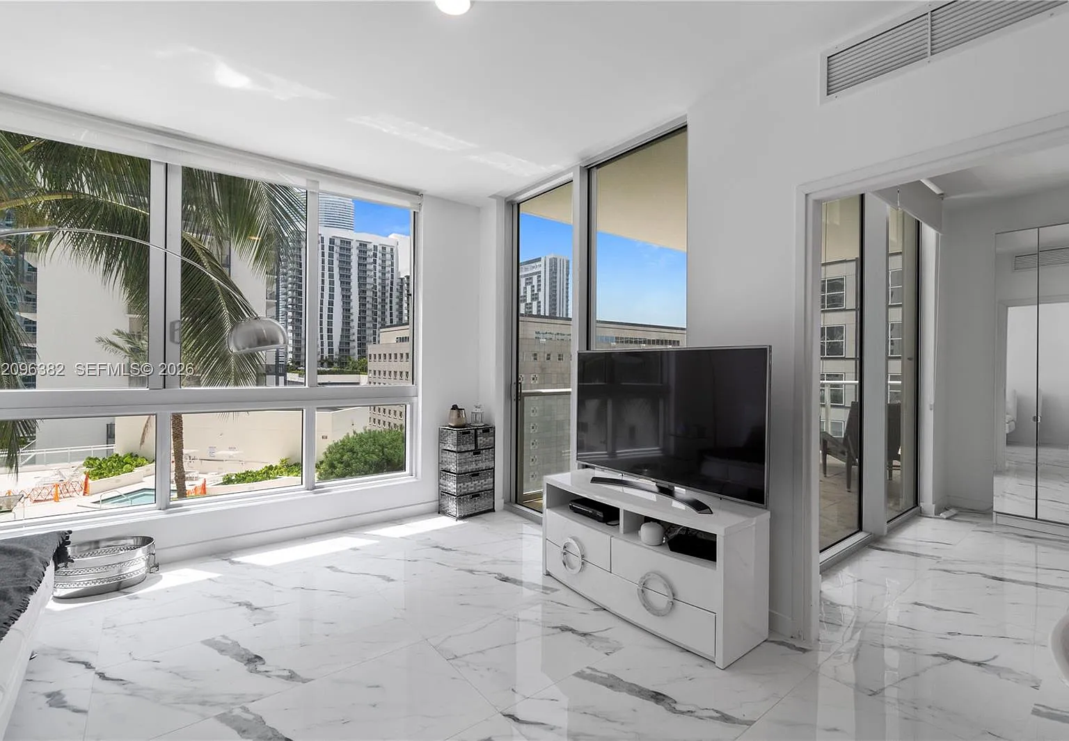 Met 1 Condo — Photo 4