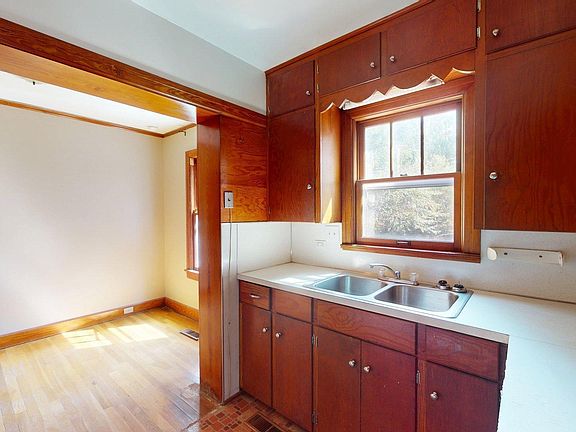 5th image of 313 Forcum St