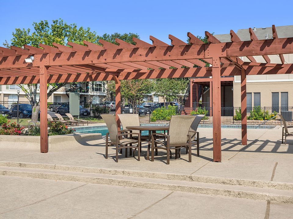 Comfortable Outdoor Seating at Chevy Chase in Austin, TX
