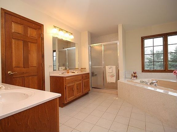 5th image of 22W131 Pinegrove Ct