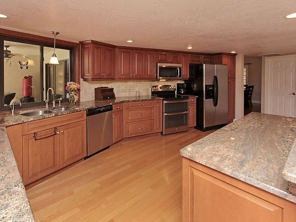 4th image of 9921 Frank Dr E