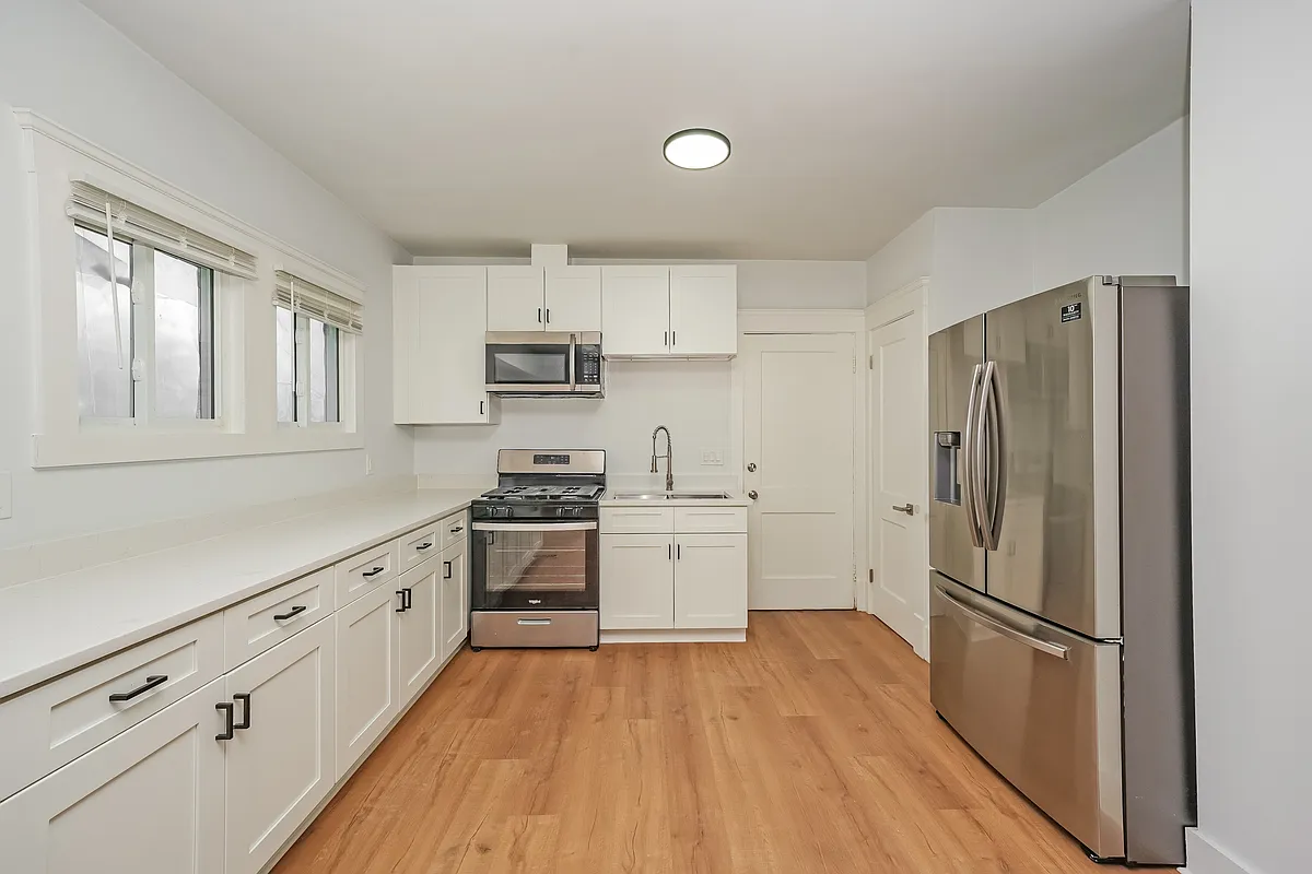 Building Photo - 10225 Bernard Ave #2