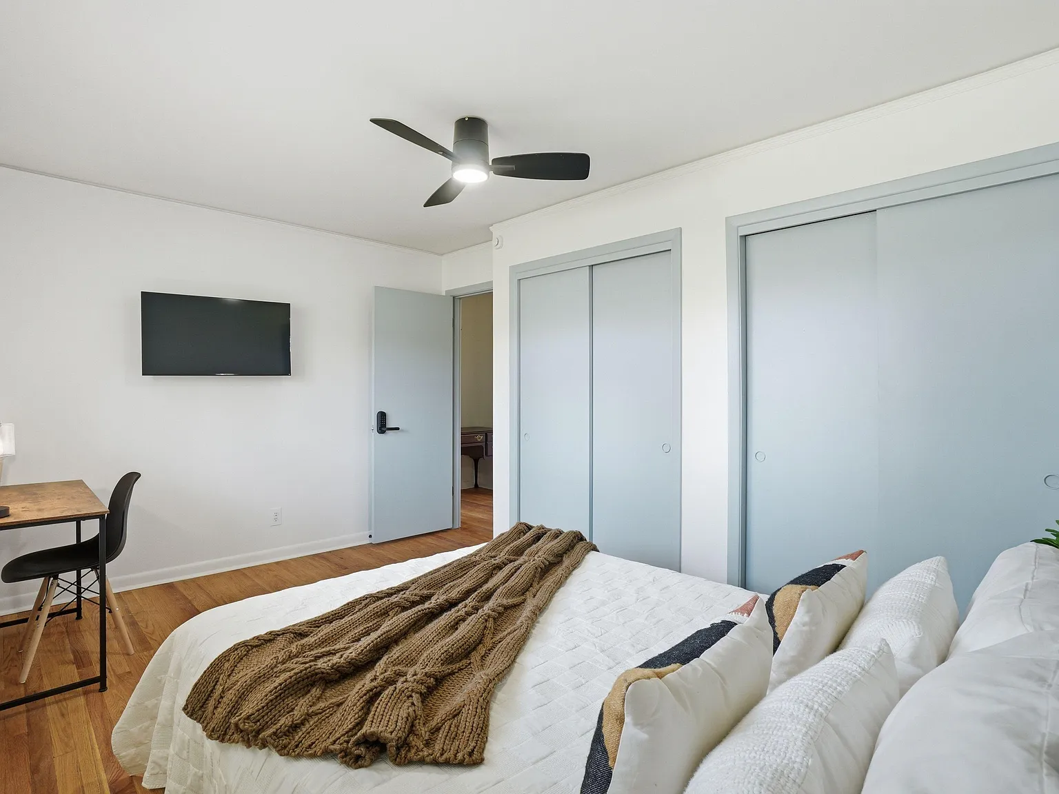 4 bed, 8.0 bath, 3000 sqft, $819 — Photo 1