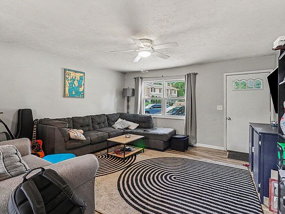 3rd image of 15 Creekside Cir