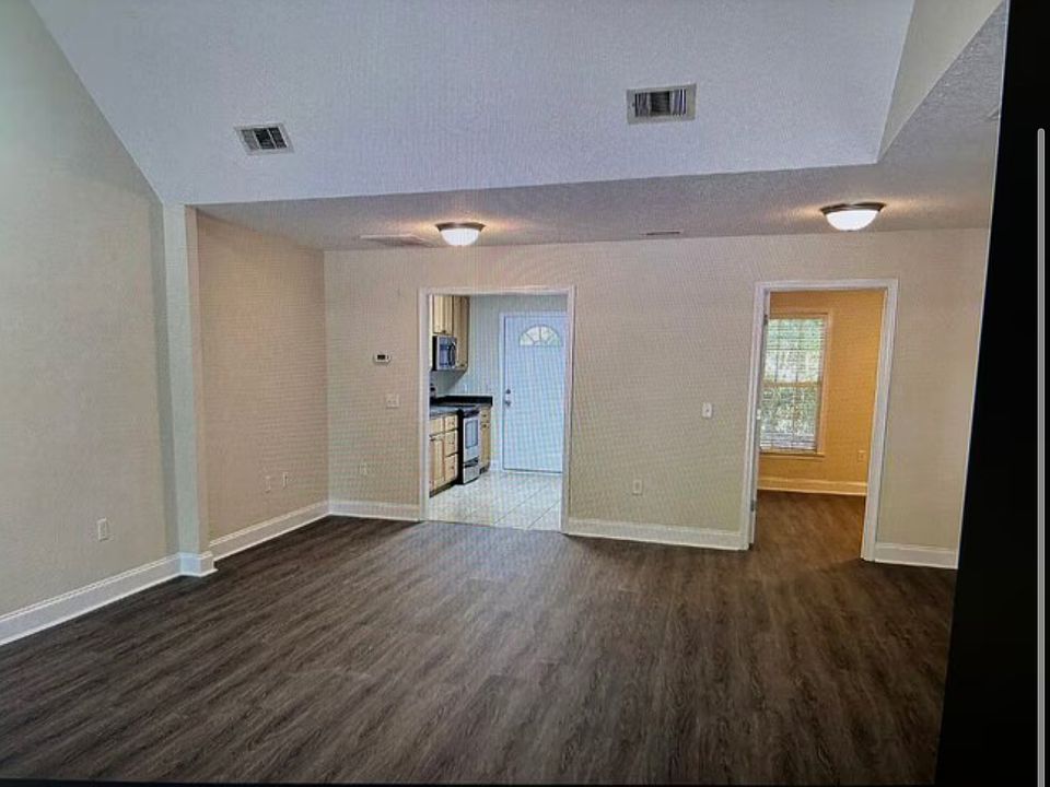 2nd image of 110 Lakeview Commons Dr