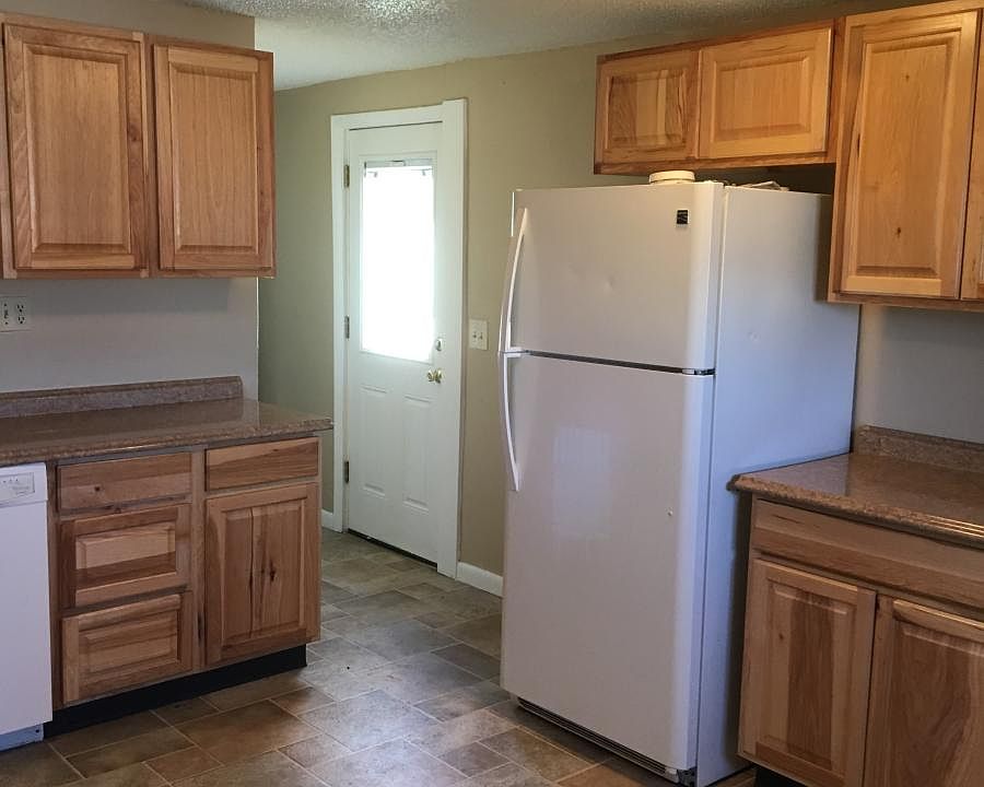2nd image of 902 E 4th St
