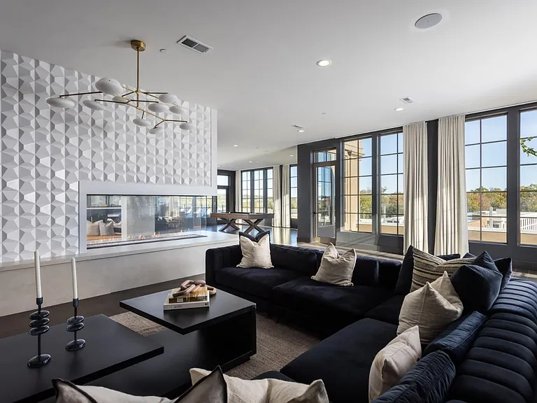 2020 Providence — Photo 7