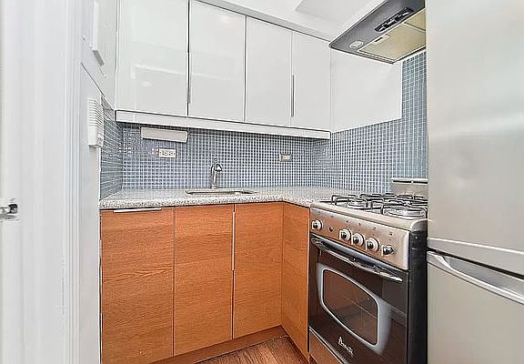 2nd image of 125 E 30th St APT 4B