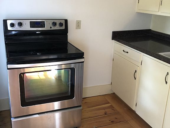 Kitchen with 5-burner, self-cleaning stove