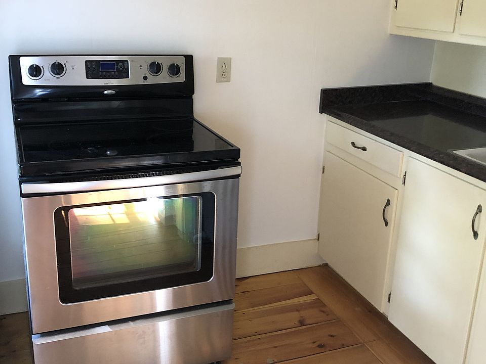 Kitchen with 5-burner, self-cleaning stove