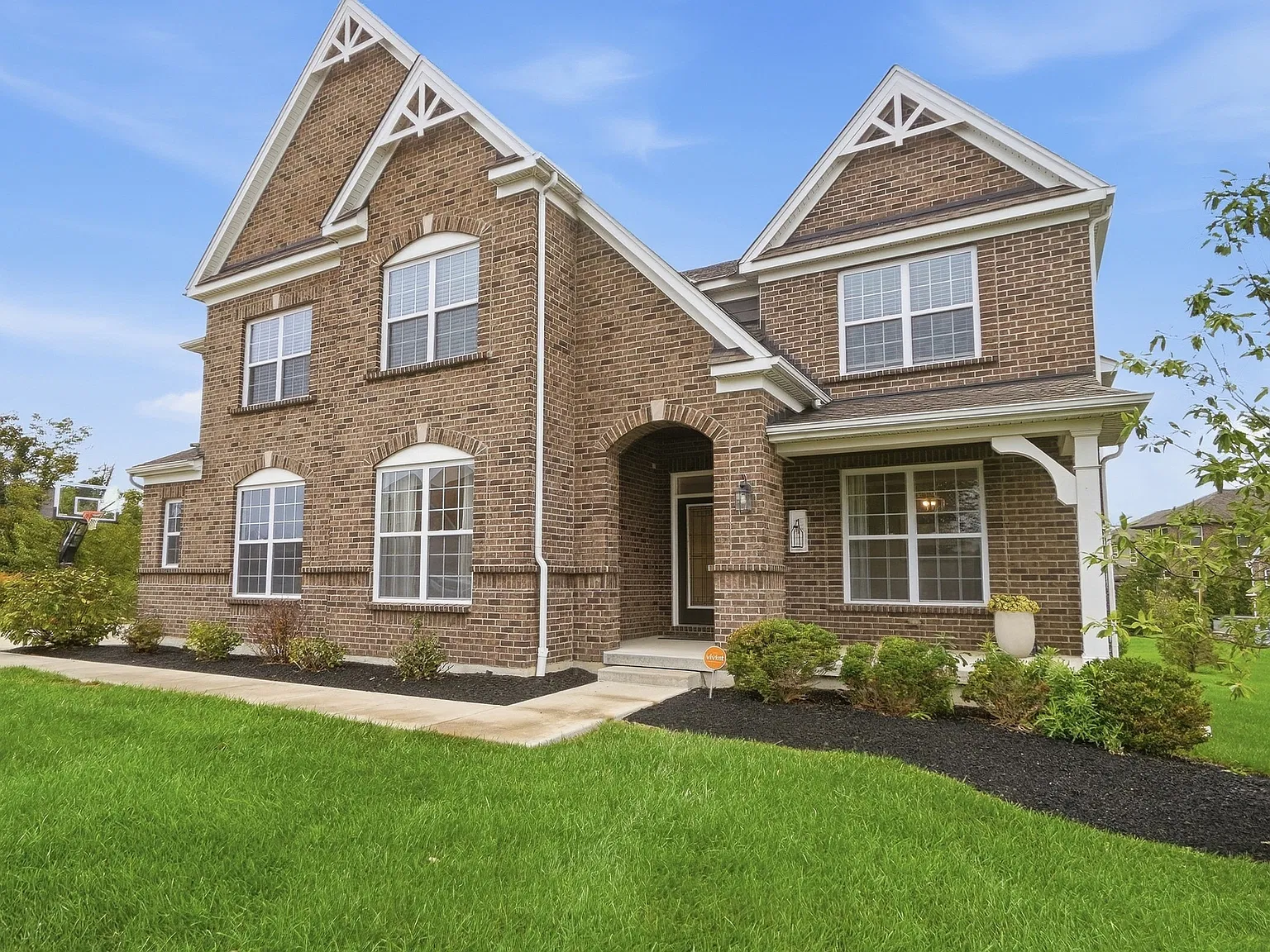 5 bed, 4697 sqft, $7,500 — Photo 2