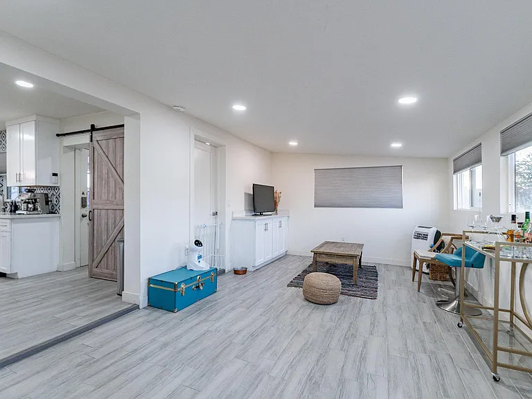 4724 E Polk St — Photo 22