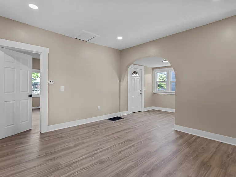 1229 N Courtland Ave — Photo 9