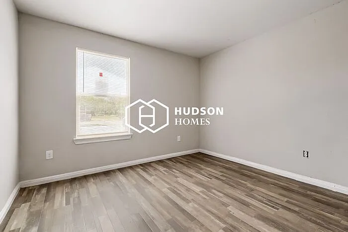 1320 Oak St — Photo 7