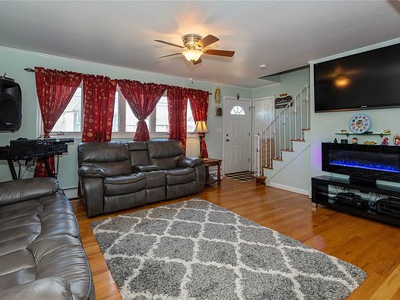 4th image of 55 Nassau Ln
