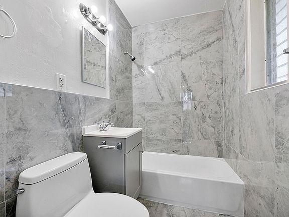 3rd image of 515 NE 150th St APT 1