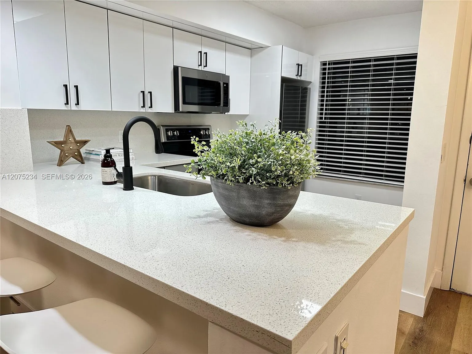 Lake Pointe Condominium N — Photo 2