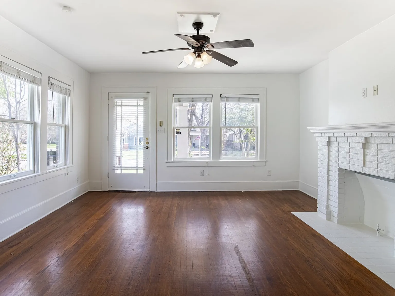 3 bed, 2.0 bath, 1900 sqft, $2,800 — Photo 2