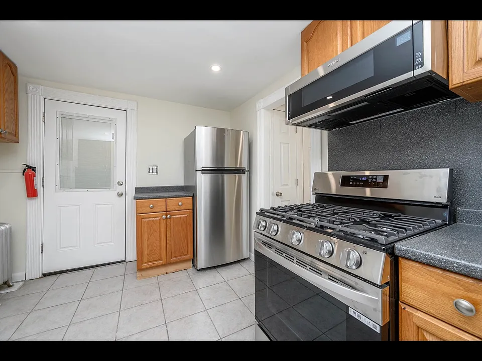 230 John St #2