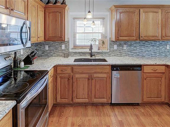 4th image of 2801 NE Arbor Ct